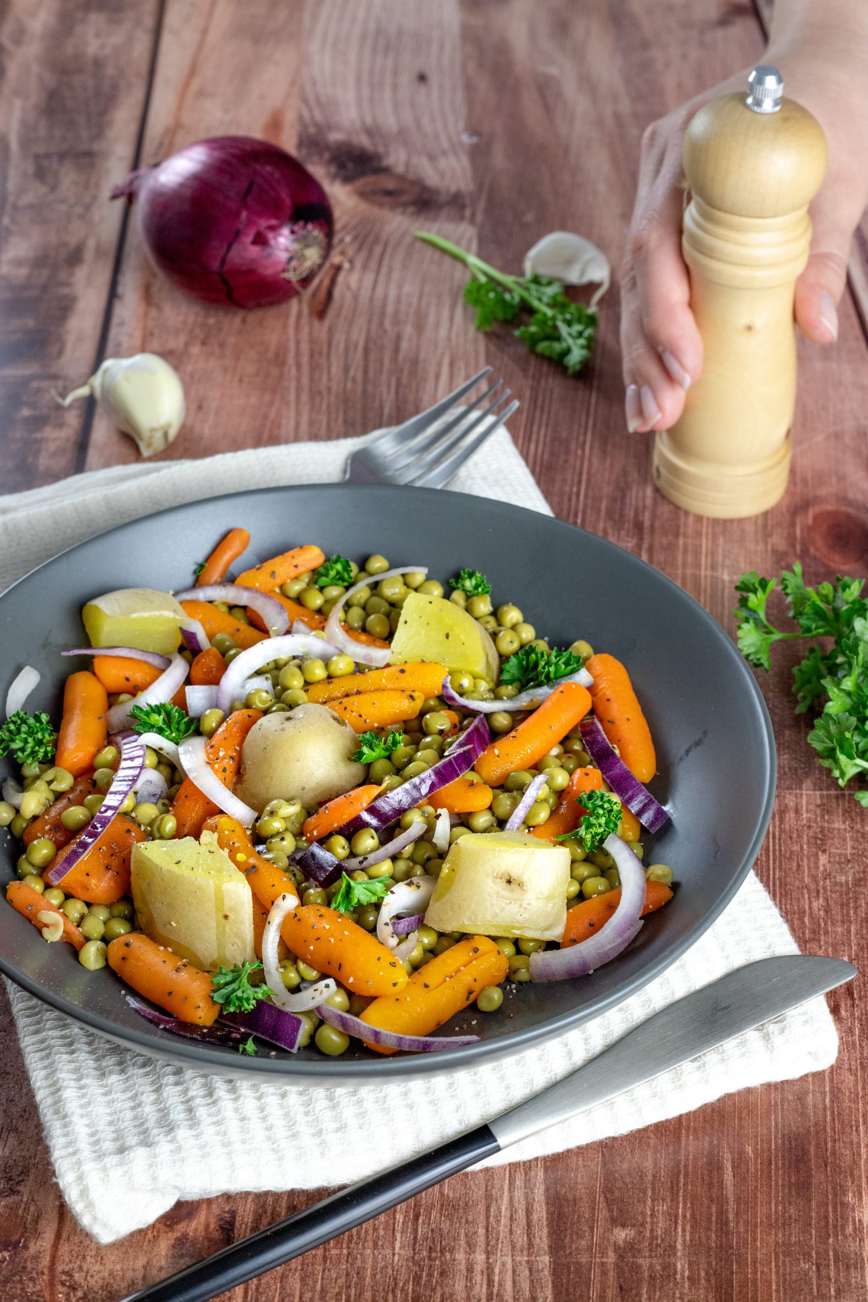 Poêlée de pommes de terre aux petits pois carottes - Une recette d'aucy
